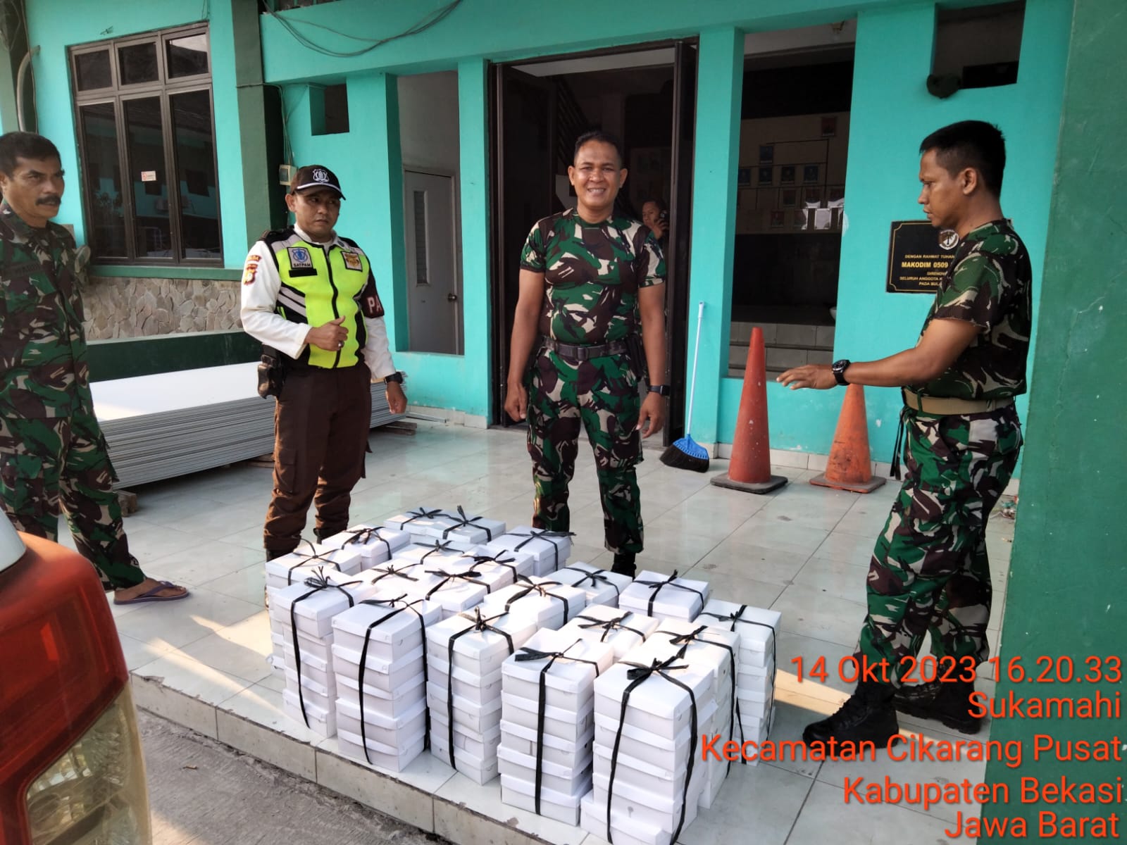 Bantuan logistik acara Trail army enduro di deltamas